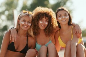 three women sunscreen