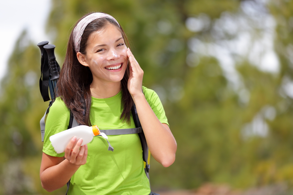 woman applying sunscreen